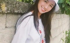 男同桌把我的奶罩扒了亲我的胸